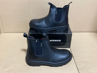 PAIR OF BLACKROCK DEALER BOOTS IN BLACK - UK 9: LOCATION - I7