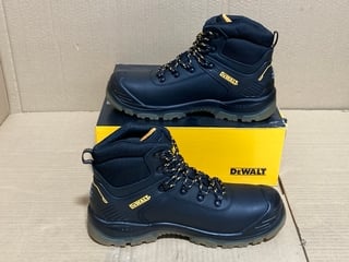 PAIR OF DEWALT NEWARK STEEL TOE CAP WORK BOOTS IN BLACK - UK 10: LOCATION - I7