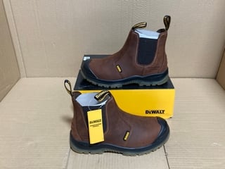 PAIR OF DEWALT NITROGEN BISON STEEL TOE CAP WORK BOOTS IN BROWN - UK 9: LOCATION - I7