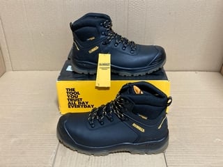 PAIR OF DEWALT NEWARK STEEL TOE CAP WORK BOOTS IN BLACK - UK 9: LOCATION - I7