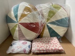 4 X ASSORTED ITEMS TO INCLUDE 2 X ROUND FLOOR CUSHIONS IN MULTI: LOCATION - I5