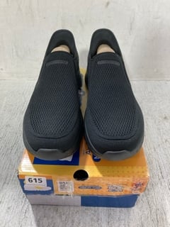 PAIR OF SKECHERS MEMORY FOAM SLIP ON SHOES IN BLACK - UK 10: LOCATION - J3