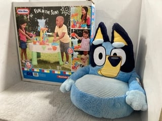 LITTLE TIKES FOUNTAIN FACTORY WATER TABLE TO ALSO INCLUDE BLUEY PLUSH CHAIR IN BLUE: LOCATION - J3