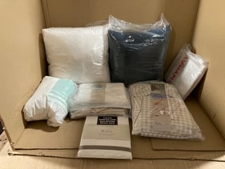 9 X BEDDING ITEMS TO INCLUDE SANDERSON X GILES DEACON SET OF 2 EMBROIDERED SQUARE PILLOWCASES IN WHITE/BROWN: LOCATION - J12