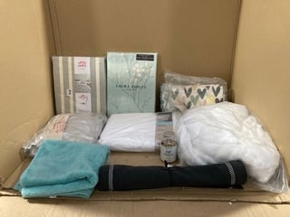 QTY OF JOHN LEWIS & PARTNERS ITEMS TO INCLUDE KING SIZE COTTON STRIPED DUVET COVER: LOCATION - J14