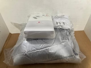 3 X BEDDING ITEMS TO INCLUDE VERY HOME DOUBLE DUVET COVER SET IN WHITE: LOCATION - J18