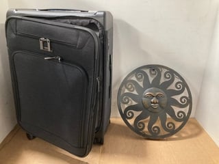 ROCK 360 SPINNER HARD CASE MEDIUM SUITCASE IN BLACK TO INCLUDE LIT WALL SUN DECOR: LOCATION - J19