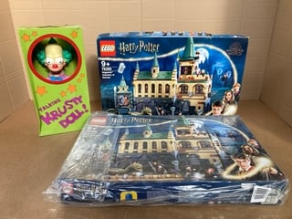 3X ASSORTED CHILDRENS TOYS TO INCLUDE THE SIMPSONS FEAT PLUSH KRUSTY AND LEGO HARRY POTTER HOGWARTS CHAMBER OF SECRETS: LOCATION - E1