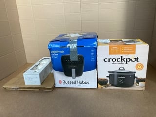 3X ASSORTED HOUSEHOLD ITEMS TO INCLUDE CROCKPOT SLOW COOKER RUSSELL HOBBS SATISFRY AIR MEDIUM AIR FRYER: LOCATION - E1