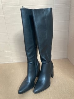 SCHUH HIGH HEEL BOOTS IN BLACK UK SIZE 5: LOCATION - E1