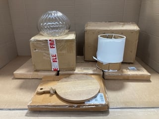 QTY OF ASSORTED HOUSEHOLD ITEMS TO INCLUDE SET OF 2 HAMMER METAL TOUCH TABLE LAMPS: LOCATION - E2