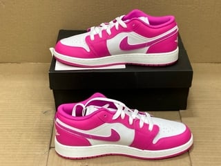 AIR JORDAN 1 LOW TRAINERS IN PINK AND WHITE - UK SIZE 6: LOCATION - E7