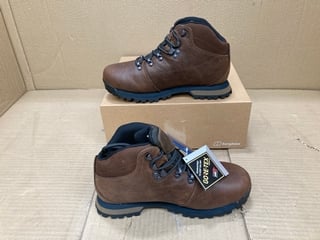 BERGHAUS HILLWALKER II GTX TECH BOOT IN BROWN - UK SIZE 6.5: LOCATION - E7