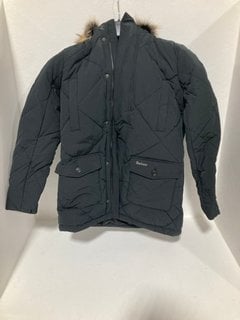 BARBOUR DALBIGH PARKA COAT IN NAVY - SIZE XL - RRP £329: LOCATION - BR2