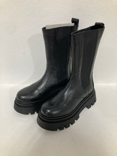 ALOHAS ALL ROUNDER ANKLE BOOTS IN BLACK - SIZE 4 - RRP £220: LOCATION - BR2