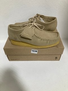 CLARKS ORIGINAL WALLABEES MENS SHOES IN SAND VEGAN - SIZE UK 7 - RRP £130: LOCATION - BR3