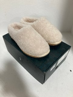 EMU AUSTRALIA JOY TEDDY SLIPPERS IN NATURAL - SIZE UK 5: LOCATION - BR5