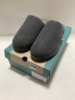 TOMS HARBOR TWO TONE FELT SLIPPERS IN SMOKE GREY - SIZE UK 11: LOCATION - BR6