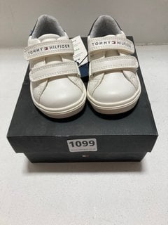 TOMMY HILFIGER LOW CUT VELCRO SNEAKERS IN WHITE/BLUE - SIZE UK KIDS 21: LOCATION - BR6