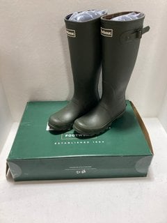 BARBOUR MEN'S BEDE WELLIES IN OLIVE GREEN: LOCATION - BR6