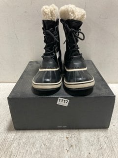 SOREL WINTER CARNIVAL WATERPROOF BOOTS IN BLACK - SIZE UK 5: LOCATION - BR7