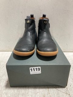 BOBUX JODHPUR KIDS BOOTS IN BLACK/BROWN - SIZE UK KIDS 12.5: LOCATION - BR7