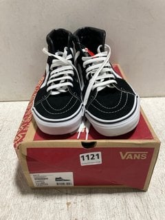 VANS SK8-HI TRAINERS IN BLACK - SIZE UK 9: LOCATION - BR7