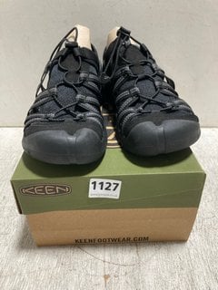 KEEN DRIFT CREEK SANDALS IN BLACK - SIZE UK 9: LOCATION - BR7