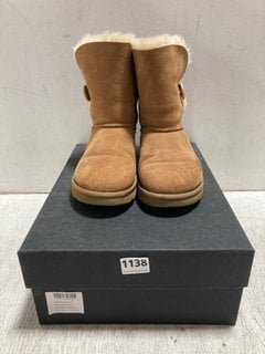 UGG WOMEN'S BAILEY BUTTON 2 BOOTS IN CHESTNUT - SIZE UK 6 - RRP £125: LOCATION - BR8