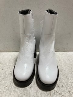 SIMON MILLER WOMEN'S LOW RAID LEATHER PLATFORM BOOTS IN WHITE - SIZE UK 6 - RRP £194: LOCATION - BR8