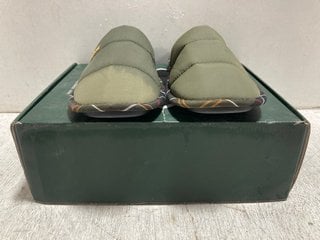 BARBOUR SCOTT SLIPPERS IN OLIVE - SIZE UK 9: LOCATION - BR8