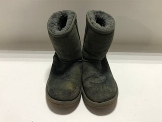 PAIR OF UGG KIDS CLASSIC II WATERPROOF BOOTS IN FOREST NIGHT : SIZE 2 UK KIDS: LOCATION - BR10