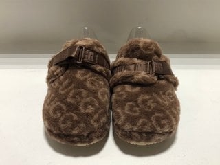 PAIR OF UGG SLIPPERS IN BROWN : SIZE 9 UK: LOCATION - BR10