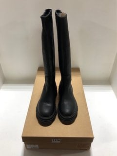 PAIR OF STEVE MADDEN MANA LADIES KNEE HIGH BOOTS IN BLACK LEATHER : SIZE 4 UK - RRP £200: LOCATION - BR10