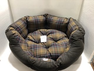 BARBOUR SMALL PET BED IN WAX COTTON CLASSIC FABRIC: LOCATION - BR10