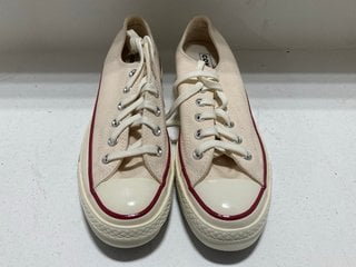 PAIR OF CONVERSE ALL STARS UNISEX TRAINERS IN PARCHMENT : SIZE 6 UK: LOCATION - BR11