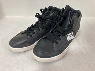 PAIR OF ON CLOUD NOVA HI TOP STYLE TRAINERS IN BLACK : SIZE 8 UK: LOCATION - CR1