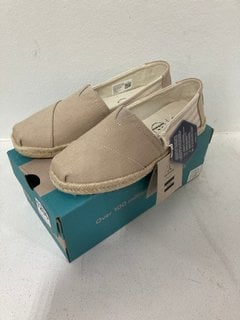 PAIR OF TOMS ALPARGATA ROPE WOMENS SLIP ON SHOES IN OXFORD TAN UNIVERSITY STRIPES : SIZE 3 UK: LOCATION - CR1