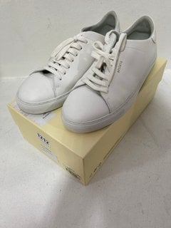 PAIR OF AXEL ARIGATO CLEAN 90 MENS TRAINERS IN WHITE : SIZE 9 UK: LOCATION - CR2