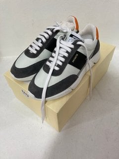 PAIR OF AXEL ARIGATO GENESIS VINTAGE RUNNER TRAINERS IN GREY/WHITE : SIZE 8 UK - RRP £215: LOCATION - CR2