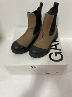 PAIR OF GANNI LADIES ANKLE BOOTS IN BROWN AND BLACK : SIZE 5 UK: LOCATION - CR2