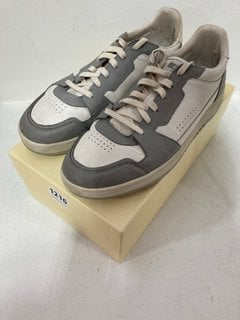 PAIR OF AXEL ARIGATO DICE LO SNEAKER TRAINERS IN GREY AND WHITE : SIZE 10 UK: LOCATION - CR2