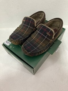 PAIR OF BARBOUR MONTY MENS SLIPPERS IN CLASSIC TARTAN : SIZE 9 UK: LOCATION - CR2