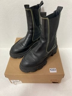 PAIR OF STEVE MADDEN MERILYN LADIES BLACK LEATHER BOOTS : SIZE 5 UK - RRP £120: LOCATION - CR2