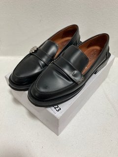 PAIR OF GANNI LADIES SLIP ON SHOES IN BLACK : SIZE 6 UK: LOCATION - CR2