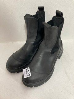 PAIR OF GANNI LADIES ANKLE CHELSEA STYLE BOOTS IN BLACK: LOCATION - CR3