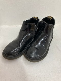 PAIR OF KIDS DOC MARTENS BOOTS IN BLACK : SIZE 1 UK KIDS: LOCATION - CR3