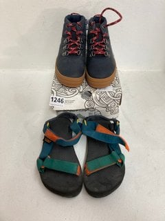 TEVA BOYS ORIGINAL UNIVERSAL SANDALS IN CORAL MULTI - SIZE UK 11 KIDS TO INCLUDE CLARKS NOVA HIKE KIDS LEATHER BOOTS IN NAVY - SIZE UK 11 KIDS: LOCATION - CR3