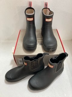 HUNTER SHORT PLAY BOOT IN BLACK - SIZE UK 9 TO INCLUDE HUNTER ORIGINAL CHELSEA INSULATED BOOTS - SIZE UK 8: LOCATION - CR4