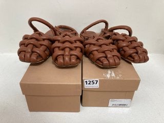 2 X HEREU WOMEN'S PADDED FISHERMANS SANDAL IN CHESTNUT - SIZE UK 4 AND 5: LOCATION - CR4